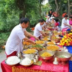 Cúng thần linh ngoài trời