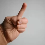 Ngón tay cái bị giật là điềm gì?
