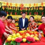 Gia đình sum vầy bên bàn thờ ngày tết