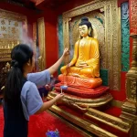 Dâng hương Quan Âm Bồ Tát