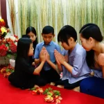 Gia đình Việt cúng bài gia tiên tại bàn thờ