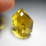 Đá thạch anh tóc vàng phong thủy cho người tuổi Tuất