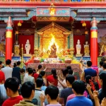 Hình ảnh người dân dâng hương, đọc văn khấn trước ban thờ Mẫu