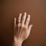 Người mệnh Thổ đeo nhẫn ngón cái