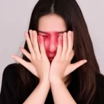 Cô gái che mặt vì nóng