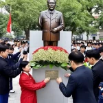 Dâng hoa tượng Bác
