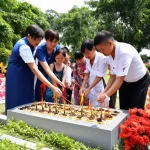 Gia đình làm lễ tạ mộ