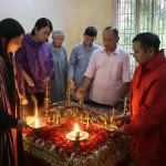 Gia đình sum vầy làm lễ tạ tổ tiên