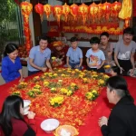 Gia đình Việt cúng tổ tiên vào sáng mùng 1 Tết
