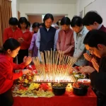 Gia đình Việt dâng hương cúng tổ tiên vào ngày mùng 2 Tết