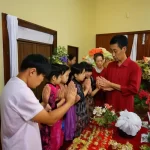 Gia đình Việt cúng bái trên bàn thờ tại gia